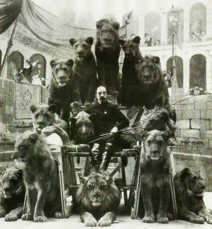 Русский дрессировщик со своими львами. 1905 год.