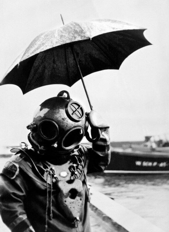 Водолаз под зонтом, 1949 год.