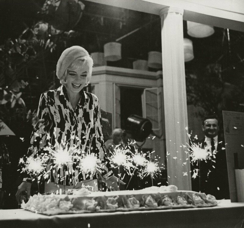 Это последний день рождения Мэрилин, а также был последний день и на съемочной площадке фильма «Что-то должно случиться», 1 июня 1962 г.