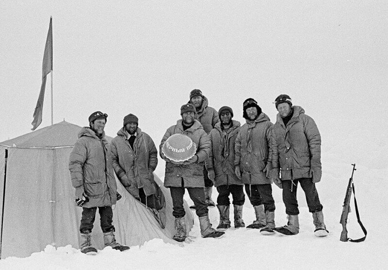 31.05.1979 экспедиция «Комсомольской правды» под руководством Дмитрия Шпаро впервые в мире на лыжах достигла Северного полюса.