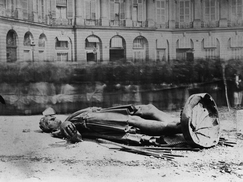 Сброшенная статуя Наполеона I на Вандомской площади. Париж. 1871 год.