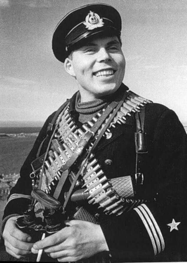 Главстаршина М.П.Аникин, отличившийся в десантной операции.