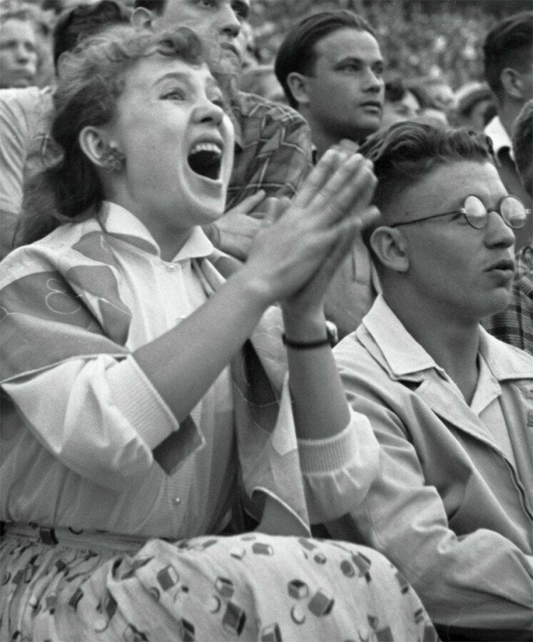 Киноактриса Надежда Румянцева на футбольном матче. 12 сентября 1958 года. Фото Бориса Виленкина  РИА Новости