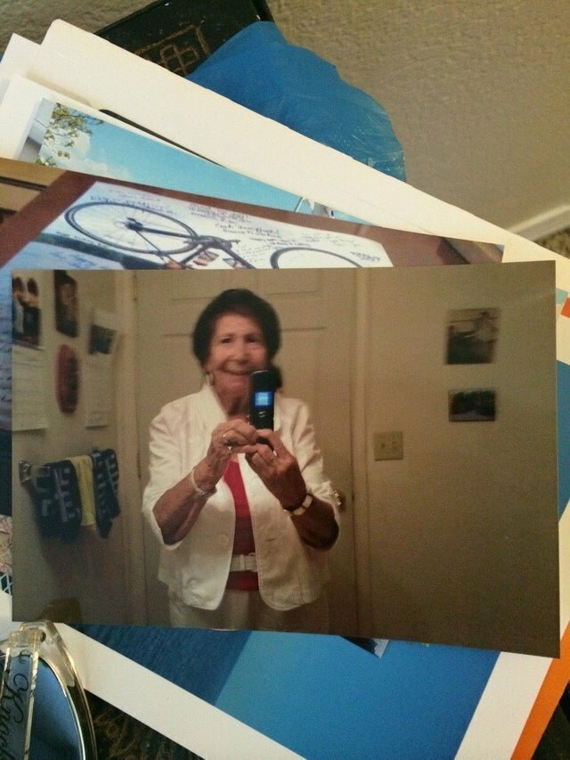 "Моя бабушка отправила селфи по почте - фото сделано перед зеркалом