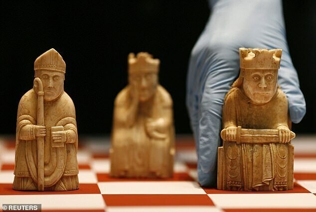 Слева - стоящий с посохом епископ (слон), справа - сидящий на троне король с мечом, по центру - королева (ферзь). Королевы сидят на троне, опираясь подбородком на правую руку и держа в левой руке винный кубок (рог)