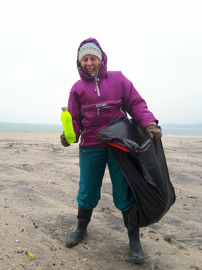 Бабушка спасает планету от пластика
