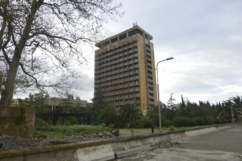 Люди едут смотреть на разруху в Абхазию