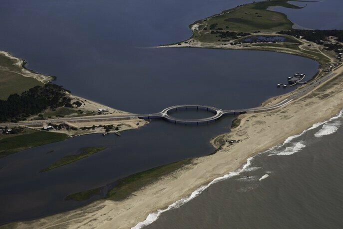 Мост Laguna Garzón — это мост, известный своей необычной круговой формой. Он расположен в Гарзоне, Уругвай.
