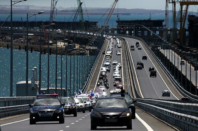 19-километровый Крымский мост, самый длинный в России и Европе, соединяет Таманский полуостров и Керченский полуостров. В мае была открыта секция автодорог моста, в в открытии которой принял участие президент России Владимир Путин. Ожидается, что жел