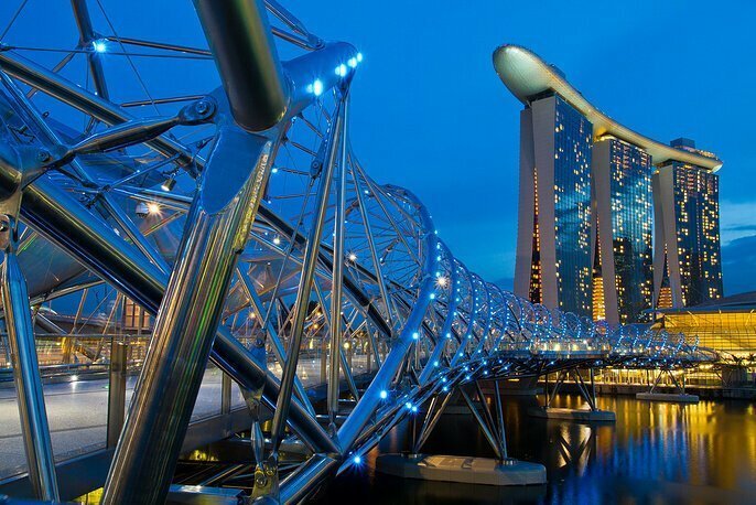 Helix Bridge, пешеходный мост в районе залива Марина, Сингапур.
