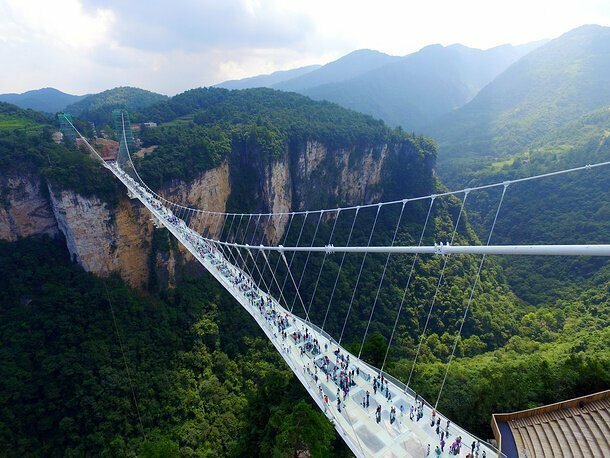  Стеклянный мост Чжанцзяцзе Гранд-Каньон — самый высокий и длинный стеклянный мост, когда-либо построенный. Мост длиной 375 метров, состоящий из 99 кусков армированного стекла толщиной в пять сантиметров, расположен на высоте 300 метров над дном доли