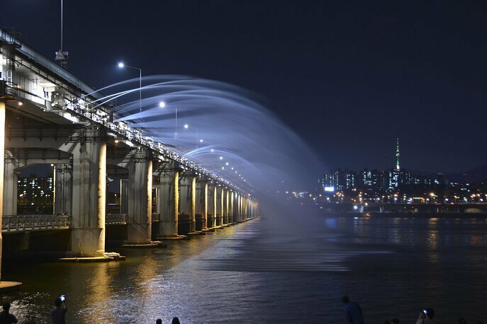  Мост Банпо в центре Сеула над рекой Хан, Южная Корея — самый длинный в мире фонтан
