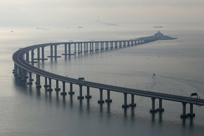 Мост Гонконг — Чжухай — Макао — самый длинный в мире кросс-морской проект общей протяженностью 55 километров.