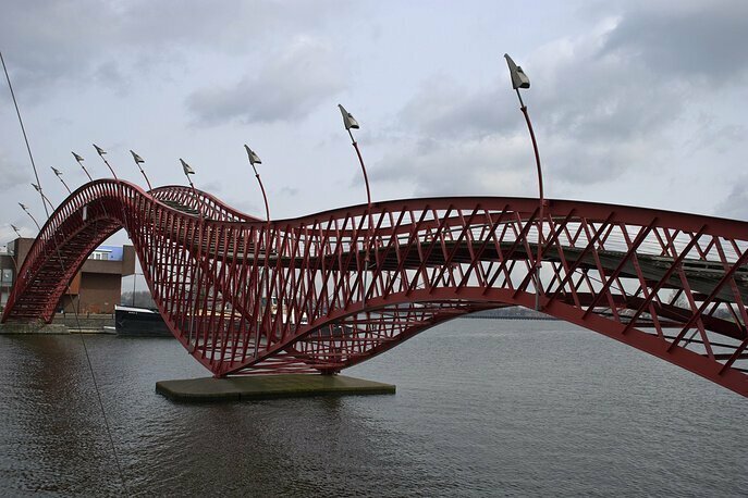  Мост Python охватывает канал между Споренбургом и островом Борнео в Восточных Доклендс, Амстердам.
