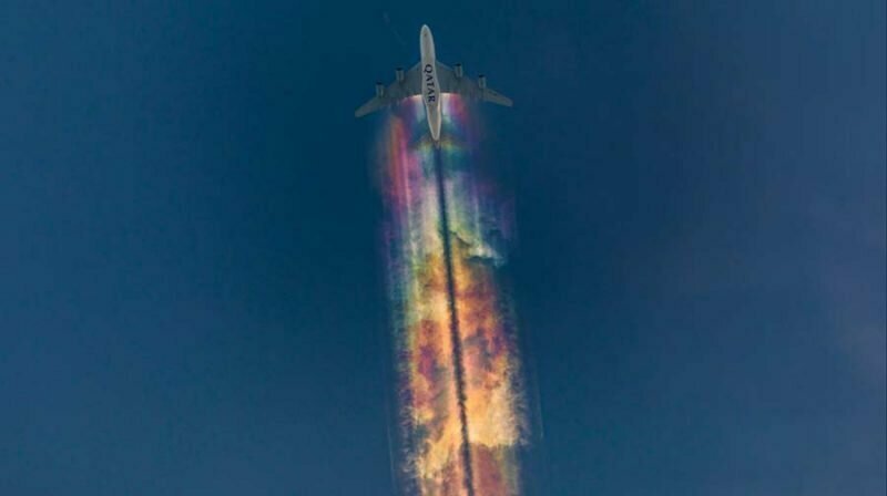 Самолёт  в небе над Германией создал удивительную радугу
