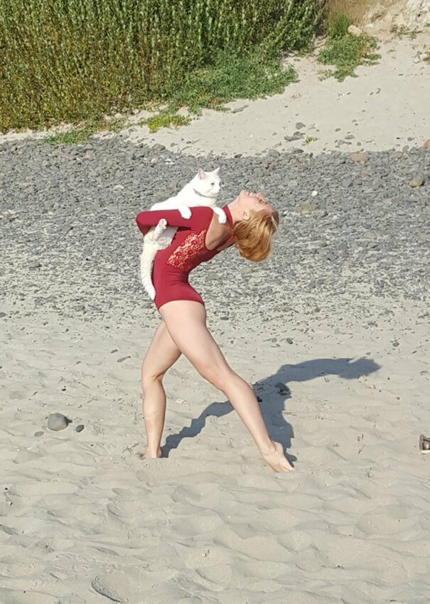 "Мы гуляли по пляжу с кошкой, а в это время там была фотосессия у профессиональной танцовщицы"