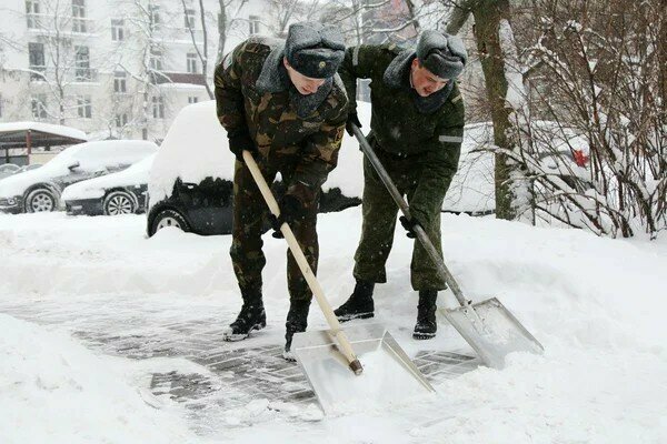 Как два курсанта-штрафника расчищали плац от снега