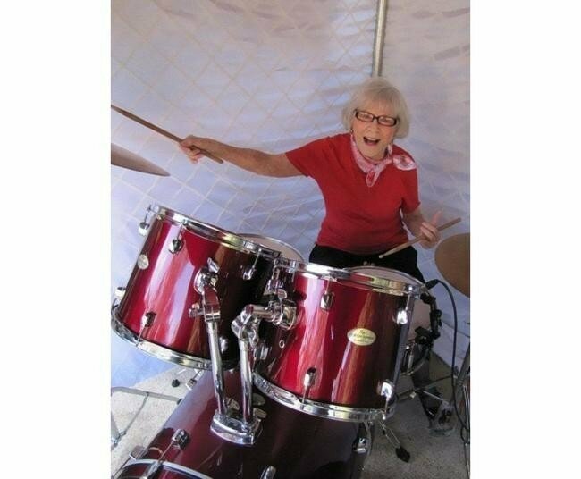 106-летняя барабанщица Виола Смит по сей день продолжает играть и пить вино