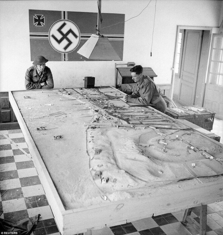 Канадские солдаты изучают макет берега во время десантных операций в Нормандии. 1944.