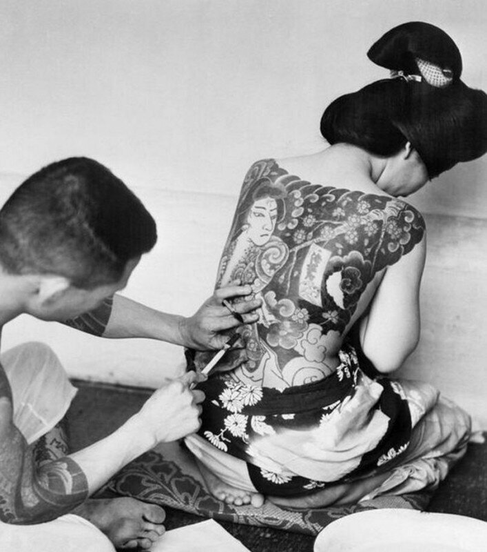 Японский татуировщик за работой.