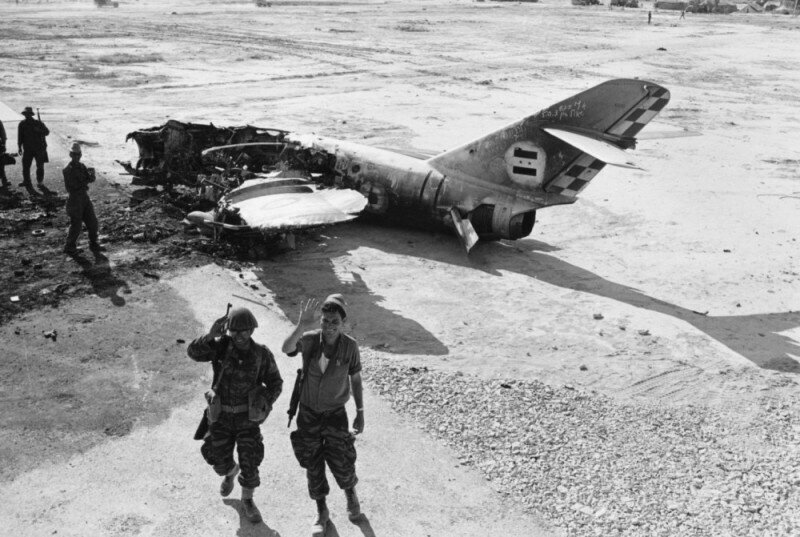 Израильские солдаты у египетского МиГ-17, уничтоженного на авиабазе Эль-Ариш. Объединённая Арабская Республика. 1967 год.