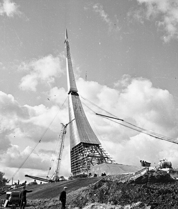 Строительство памятника Покорителям космоса в Москве,1963