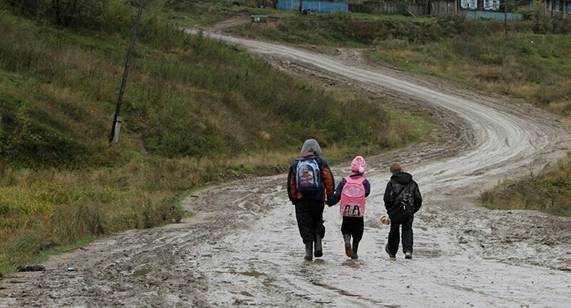 В Подмосковье деревенские дети ходят в школу пешком как юный Ломоносов