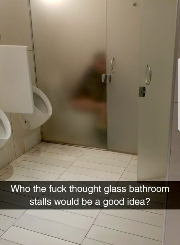 5. "Кому, черт возьми, пришло в голову поставить стеклянные перегородки в туалете?"