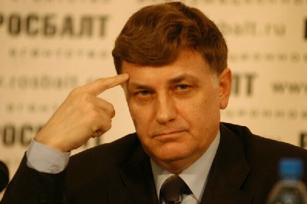 Издание «Невские новости» предполагает, что это произошло не без участия спикера городского парламента Вячеслава Макарова, который покровительствует Резнику, несмотря на то, что их политические платформы диаметрально противоположны. 