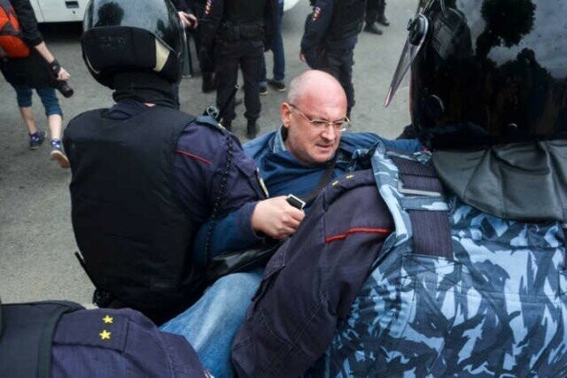На первомайской демонстрации Резник вел себя неадекватно, предположительно опять же находясь под воздействием наркотиков или алкоголя. 