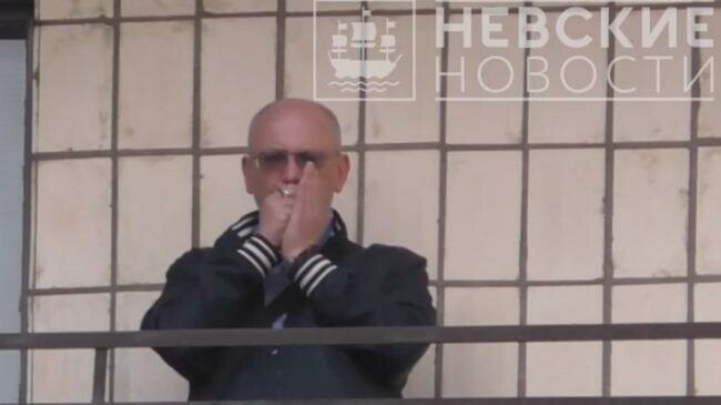 Возмущенные поведением Максима Резника петербуржцы начали сбор подписей за его «увольнение» из депутатов. Причины верны на поверхности: скандальное видео, где тот курит способом, весьма напоминающим употребление марихуаны.