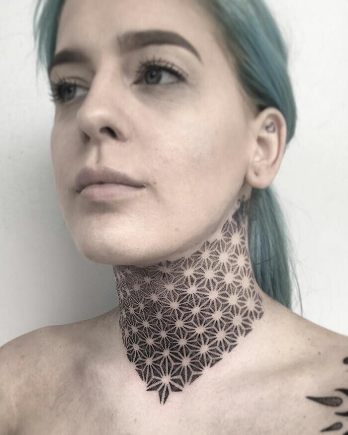 Больно, но красиво: подборка необычных татуировок на шее