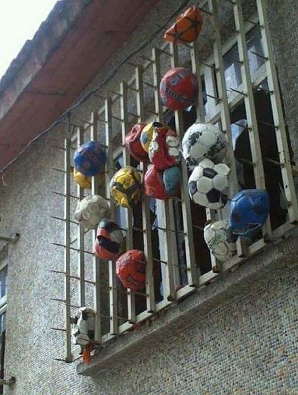 Мой сосед красноречиво объяснил детям, что играть рядом с его домом в мяч не стоит