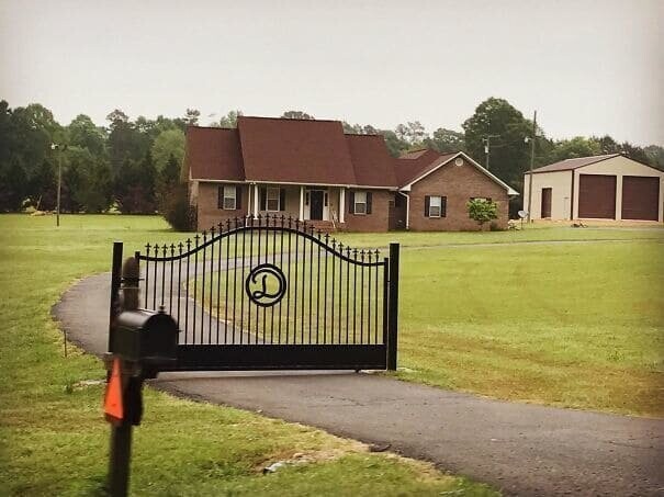 "Мой сосед установил ворота, чтобы люди не подъезжали к его дому"