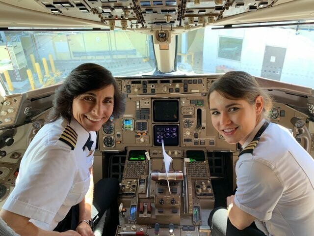 12. Мать и дочь - пилоты, это совместный полет, вдохновляющий других женщин, мечтающих стать пилотами