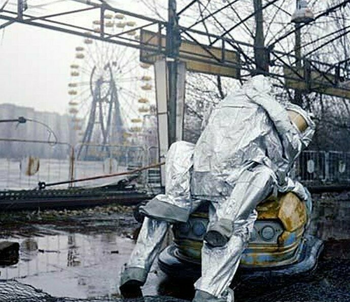 Самая странная фото-сессия в зоне Чернобыльской АЭС. Она проводилась в заброшенном парке развлечений, где показаны суровые реальности отношений между мужчиной и женщиной в области страшной аварии
