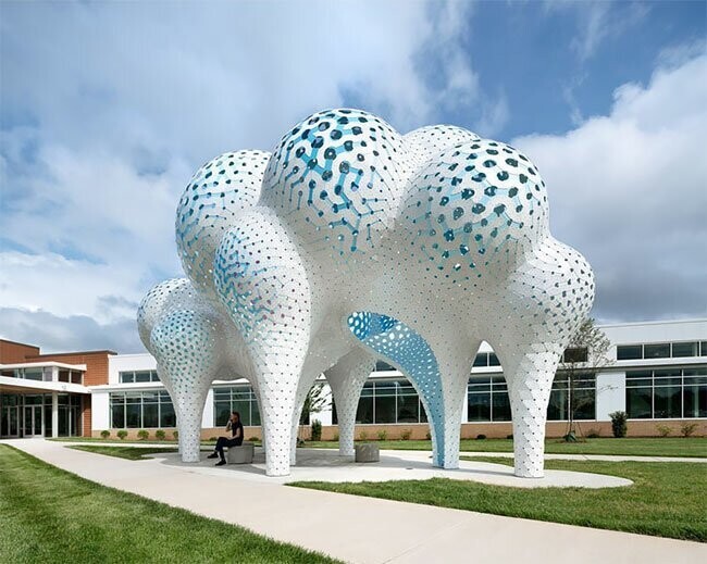"Столпы мечтаний": скульптура-облако, составленная из 3000 деталей