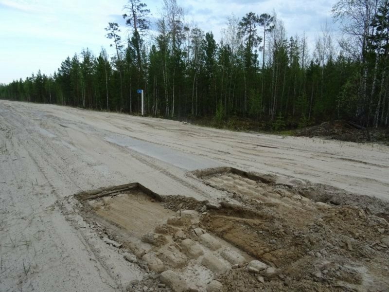 В Томской области мужчина разобрал участок дороги и украл более 50 плит