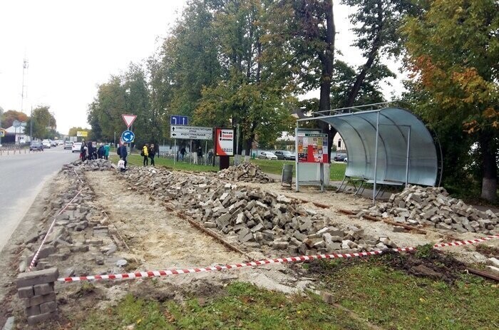 Подмосковным чиновникам нужно 9 месяцев на замену разбитого стекла автобусной остановки