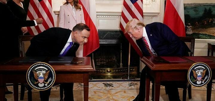 Опять Путин подложил кнопки на стулья