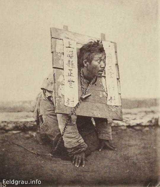 Мужчина в деревянном «ошейнике», наказанный за преступление и брошенный умирать голодной смертью, Шанхай, Китай, 1874 год. 