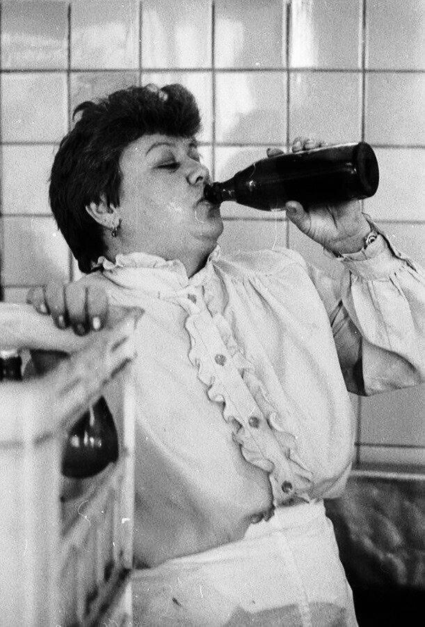 Женщина, пьющая пиво, 1990 год.