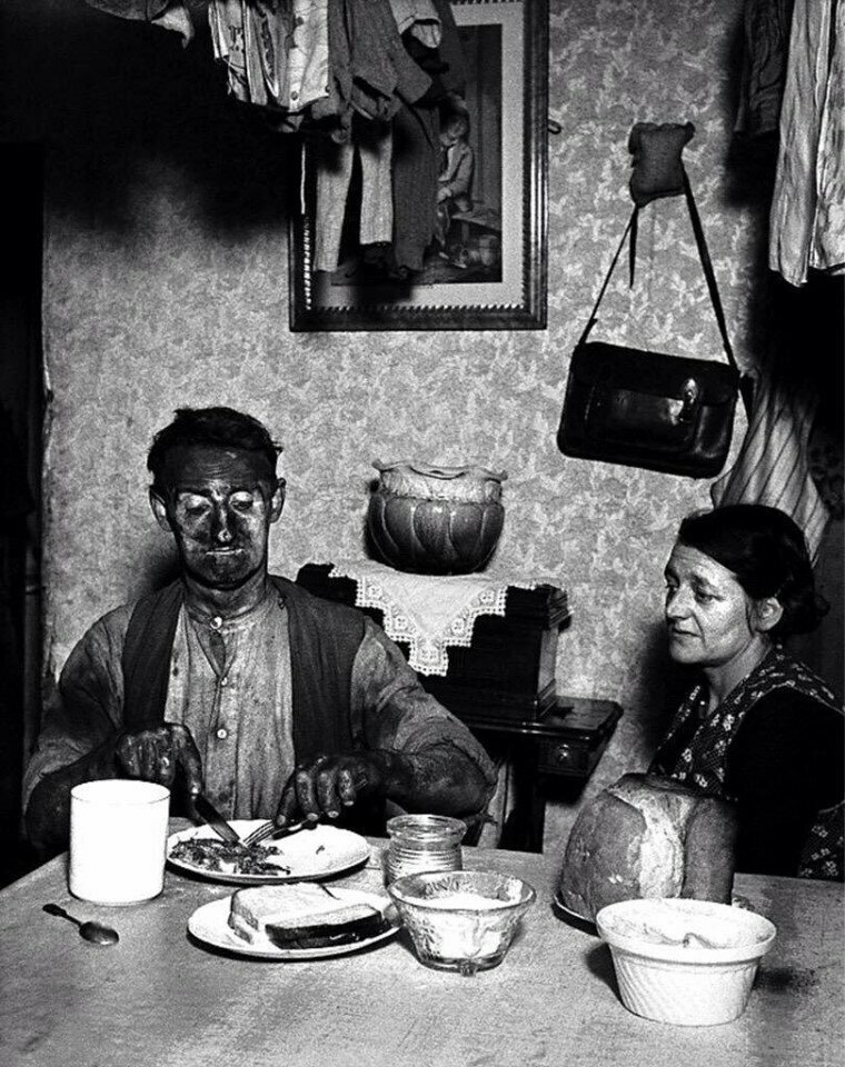 Ужин. Угольщик   1937 год. Фотограф Билл Брандт 