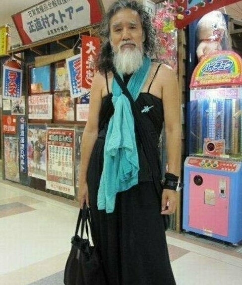 Бородатая бабушка или дедушка в платье?