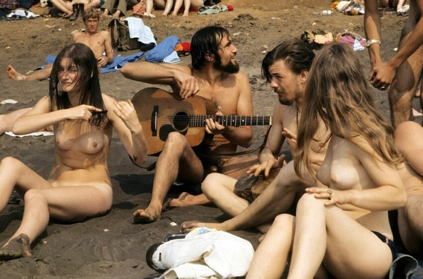 Группа обнаженных хиппи на пляже во время фестиваля Isle of Wight, 1969 год.