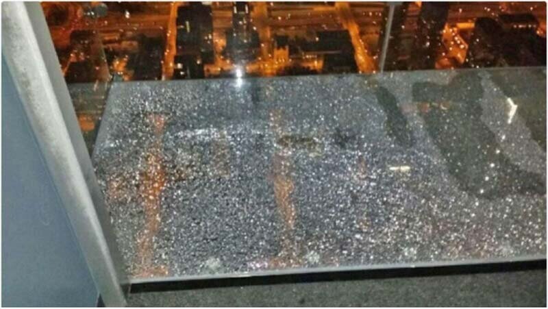 На высоте 103-го этажа: стеклянный пол аттракциона лопнул под ногами у туристов