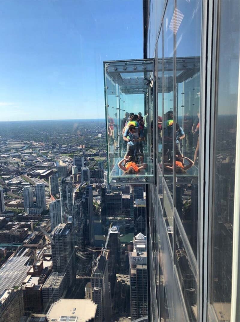 На высоте 103-го этажа: стеклянный пол аттракциона лопнул под ногами у туристов