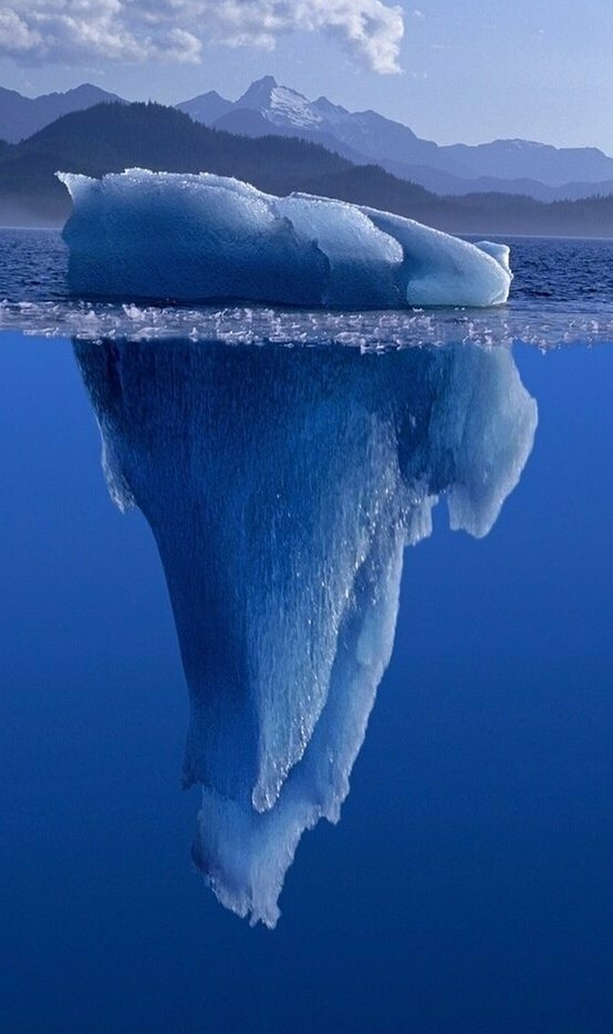 Так называемые «черные» айсберги – это айсберги, недавно перевернувшиеся в воде, – имеют темный цвет и почти неразличимы. Считают, что «Титаник» столкнулся именно с таким айсбергом