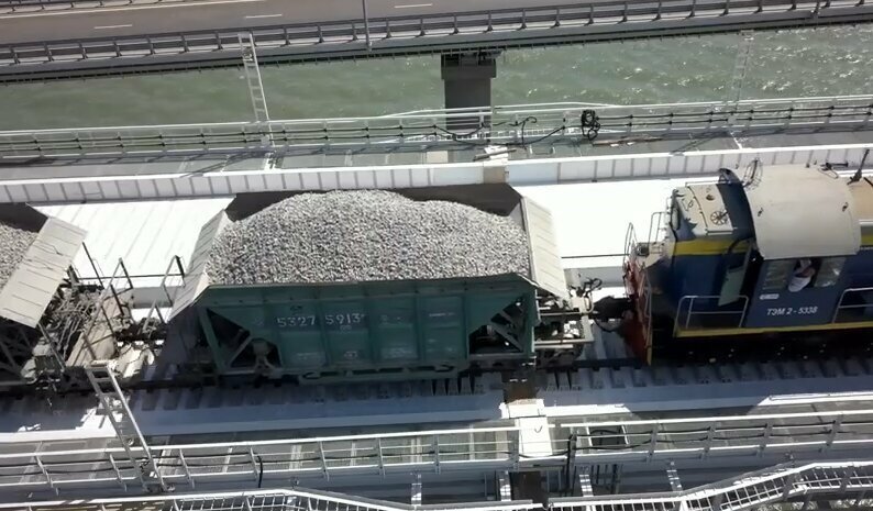 Заглавное фото - это момент на 4:25 видеоролика, когда машинист локомотива поприветствовал квадрокоптер, который снимал проезд моста.