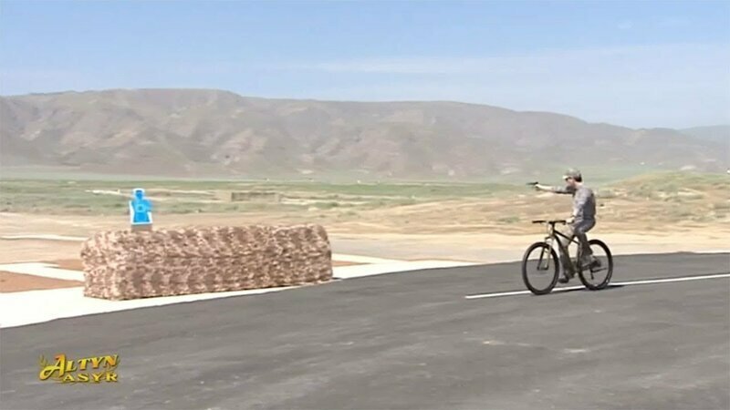 Президент Туркменистана стреляет по мишеням с велосипеда 